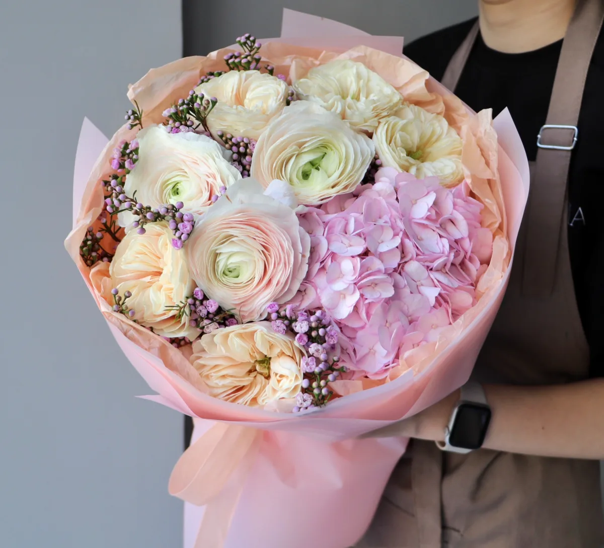 Çəhrayı ranunkulus, şaftalı kollu qızılgül və hortenziya