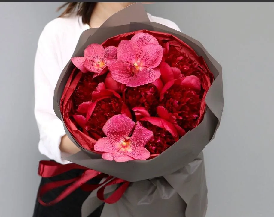 Qırmızı pion və qırmızı vanda orkide ilə lüks buket
