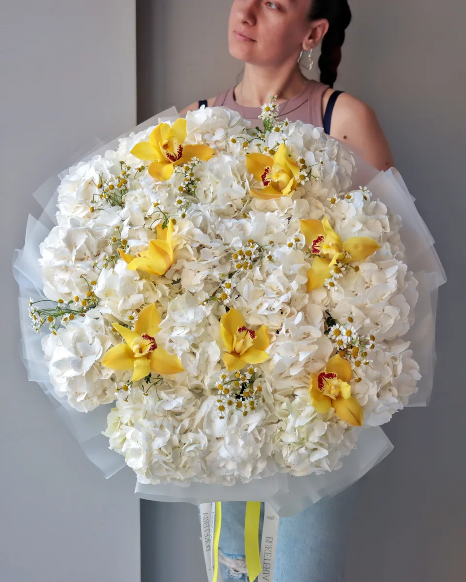 Ağ hortenziya və sarı simbidium orkideyası