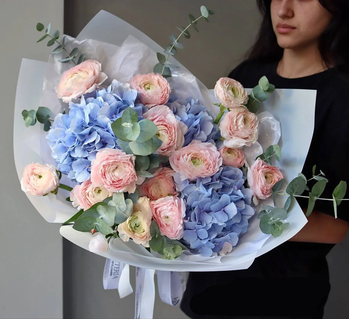 Çəhrayı ranunkulus və açıq mavi hortenziya buketi