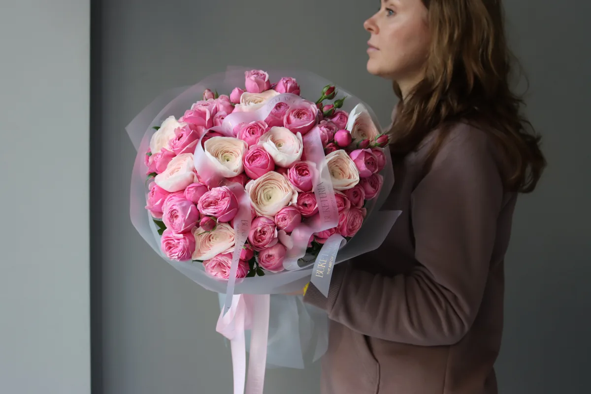Çəhrayı kollu qızılgül və krem rəngdə ranunkulus buketi