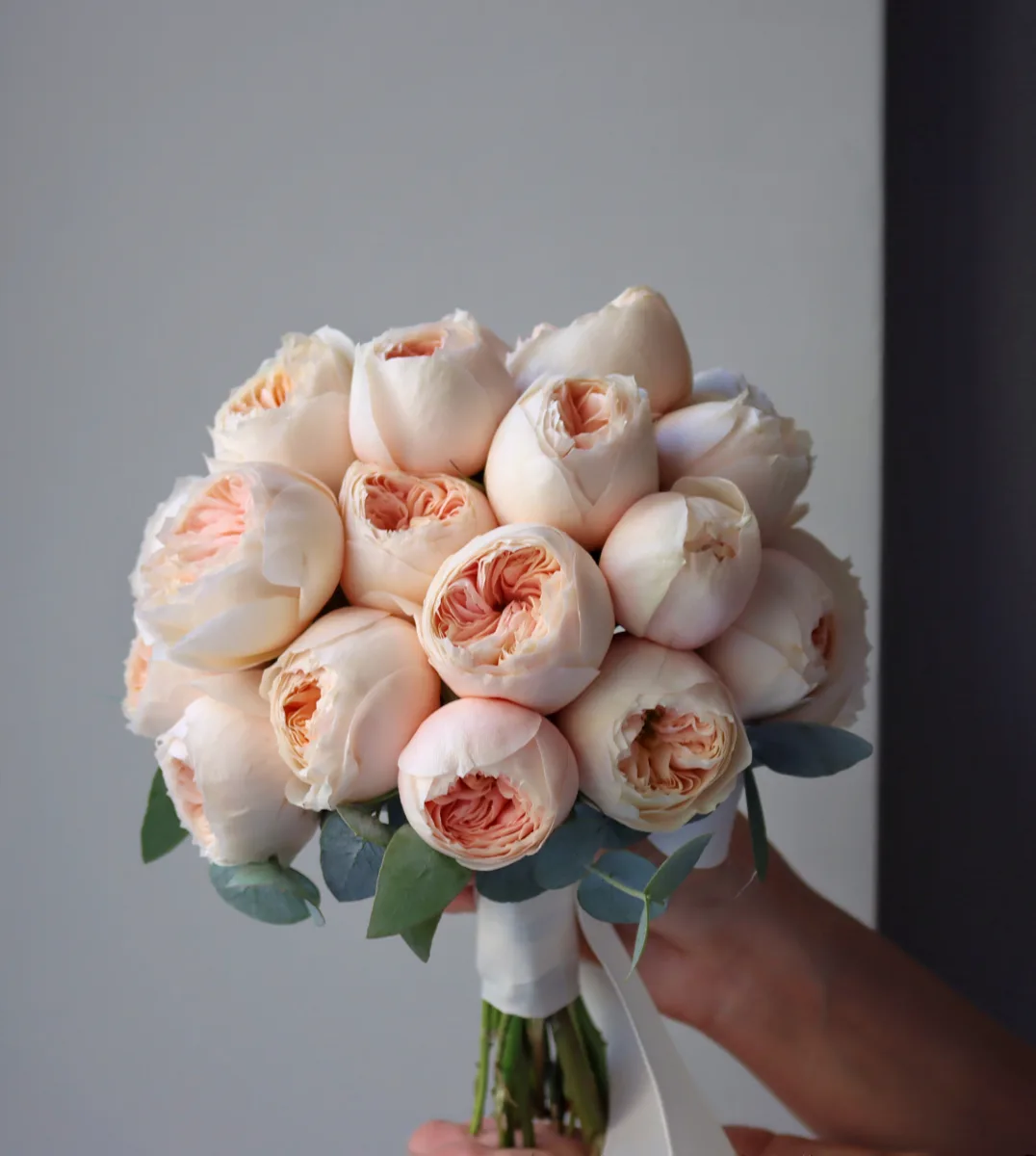 Doqquz şaftalı kollu qızılgül romantik buketdə