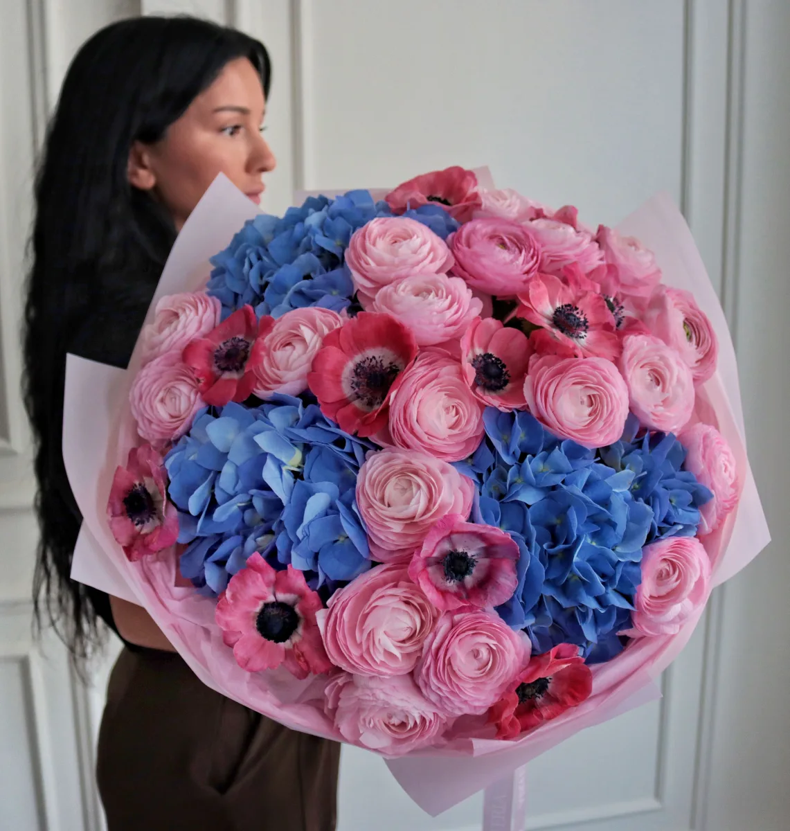 Çəhrayı ranunkulus və parlaq çəhrayı anemon ilə qarışıq buket