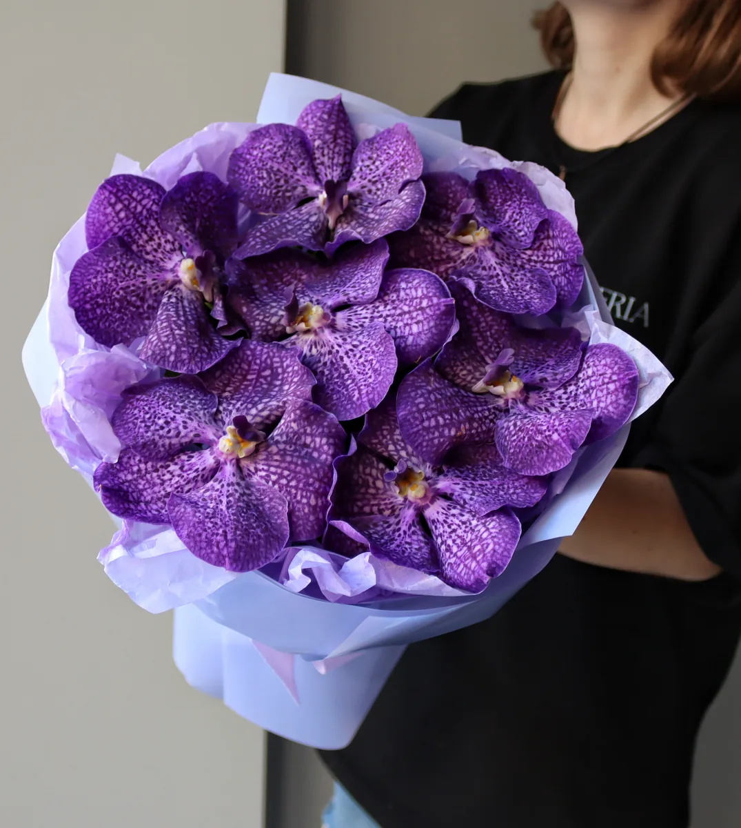 Vanda orkideyası su keçirməz kağızda