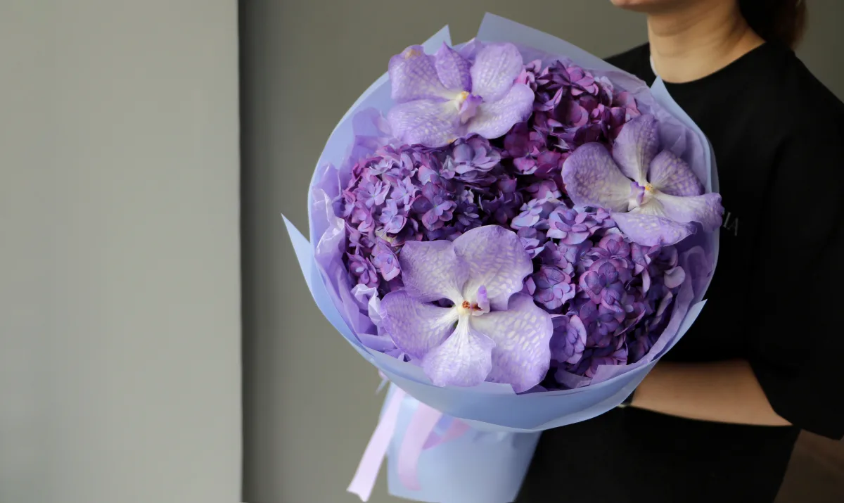 Açıq mavi hortenziya və lavanda orxideyası