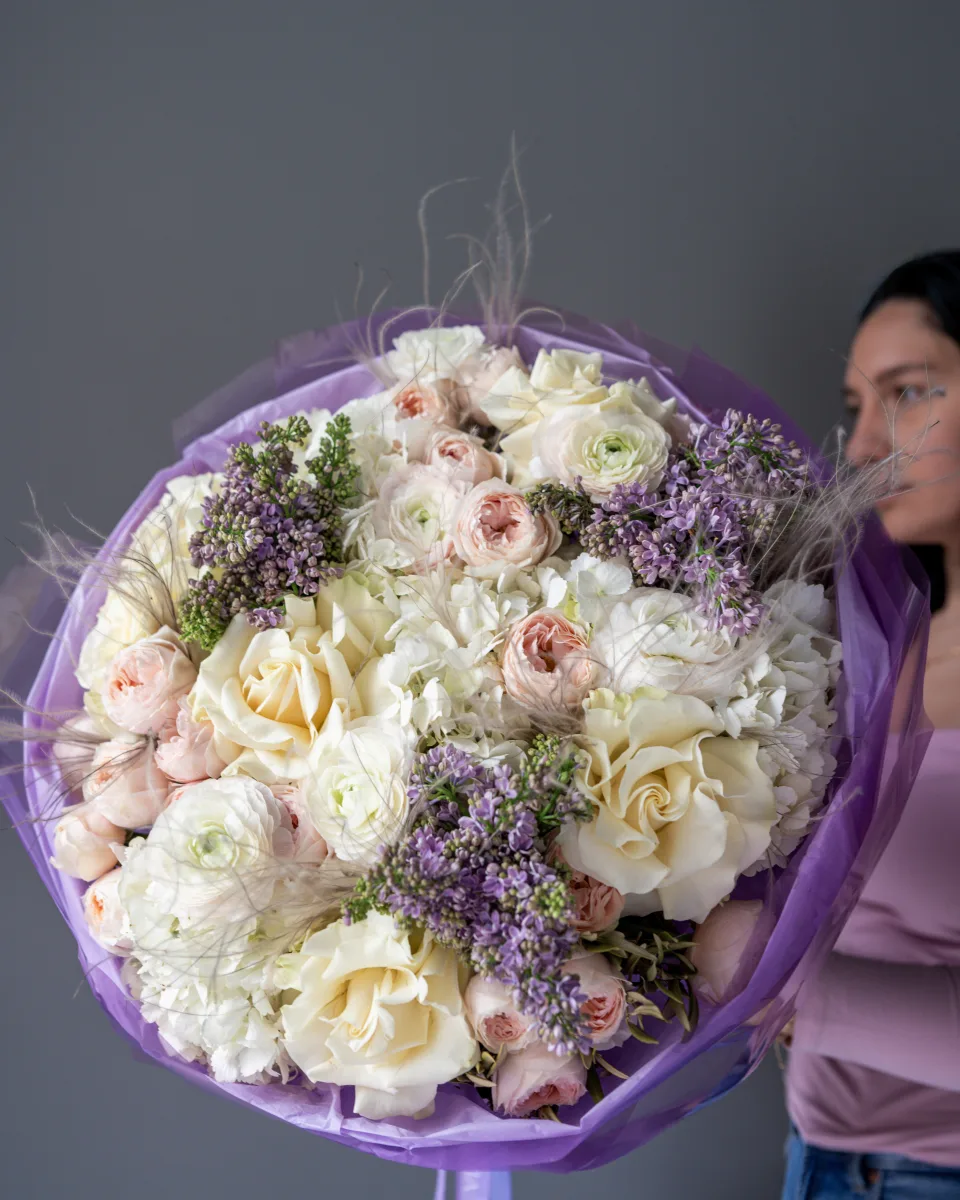 Dörd ağ hortenziya, lavanda yasəmən və çəhrayı kollu qızılgül