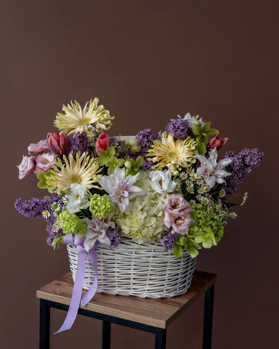 Lavanda lizantusu, çəhrayı gerbera və ağ hortenziya
