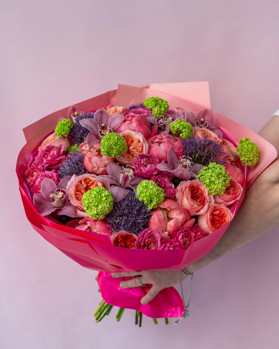 Mərcan pionları, şaftalı bağ qızılgülləri və lavanda simbidium orkideyaları