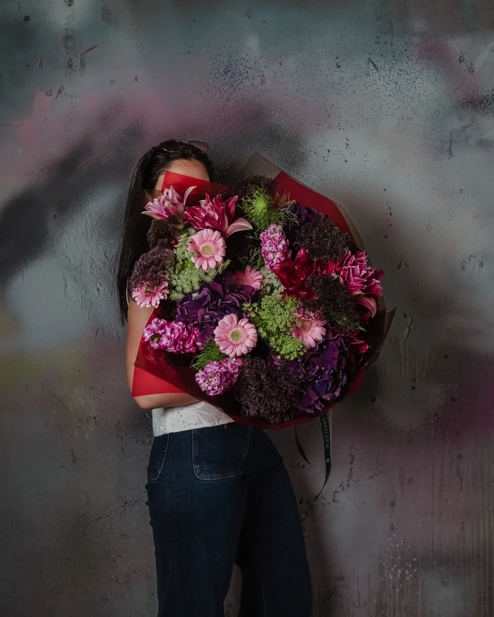Yasəmən rəngli hortenziya, çəhrayı gerbera və tozlu çəhrayı mattiola