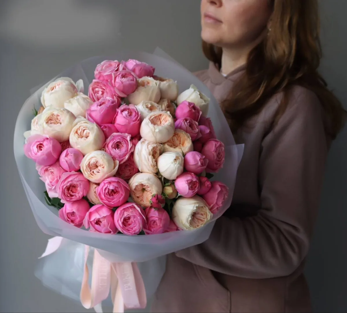 Romantik kollu qızılgüllərdən ibarət buket