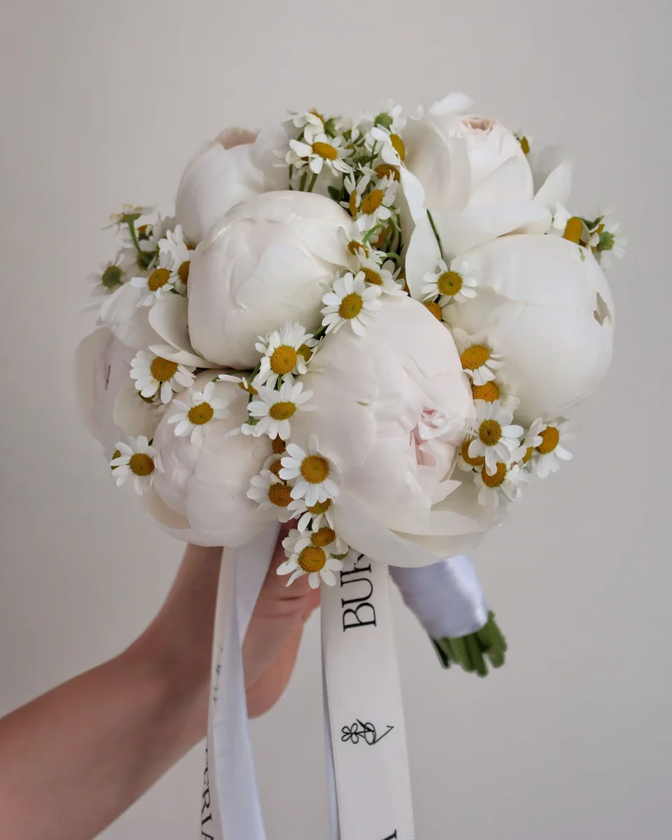 Doqquz ağ pion romantik yuvarlaq buketdə