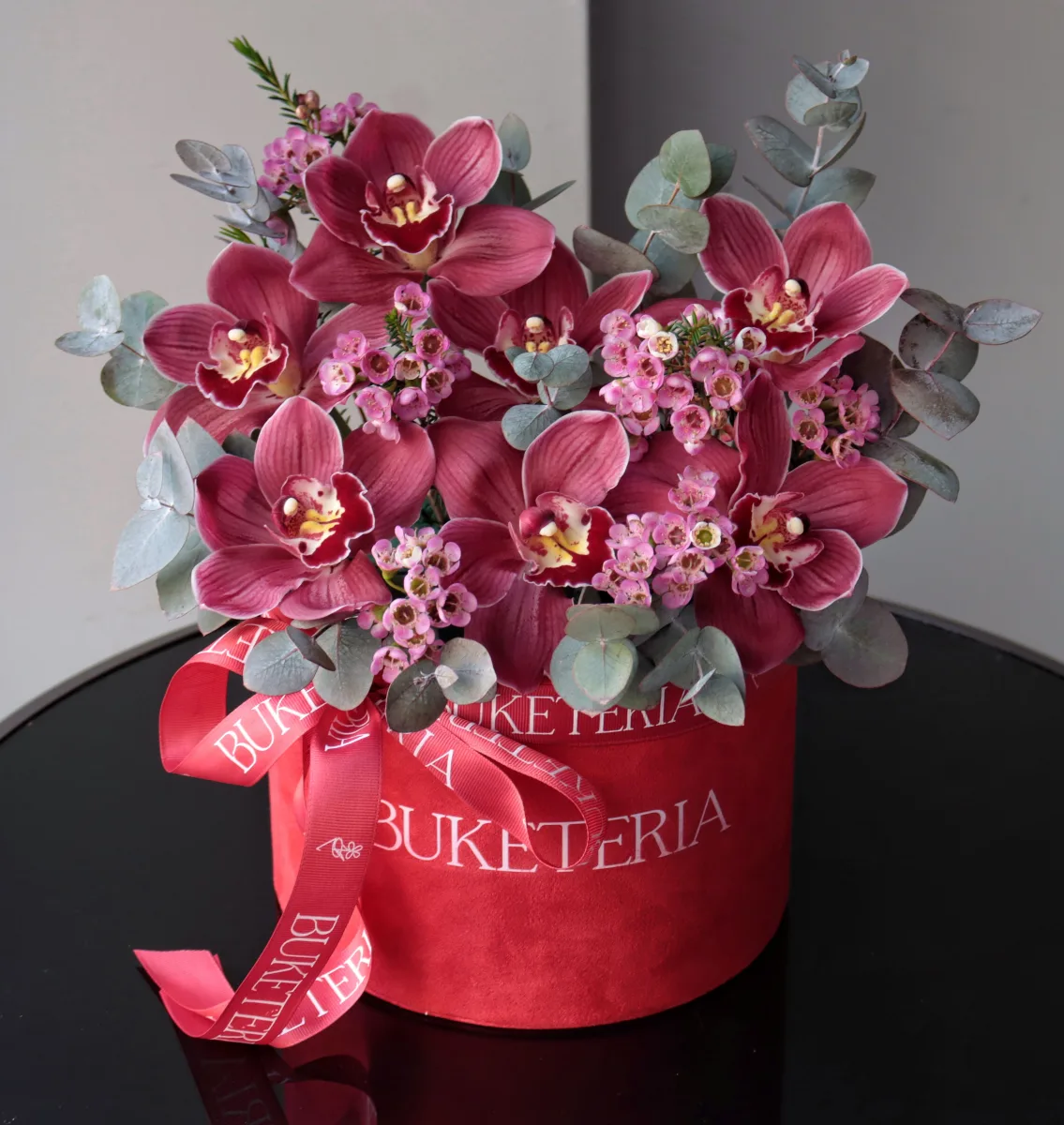 Simbidium orkideyası ilə art qutuda dekorativ kompozisiya