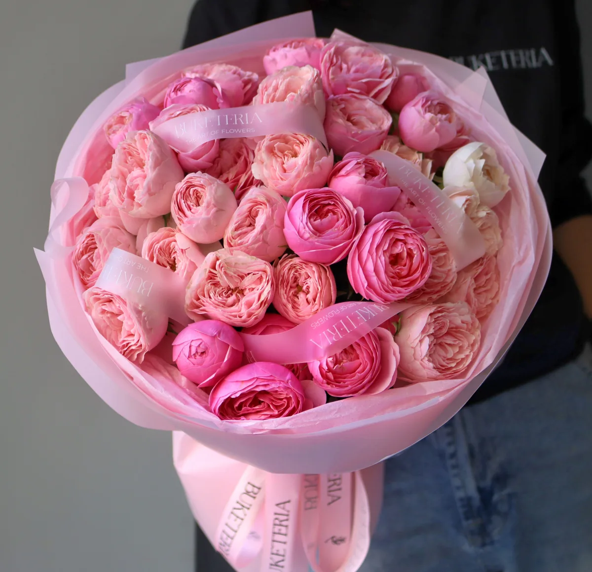 Yumşaq çəhrayı qızılgüllərdən ibarət romantik yuvarlaq buket