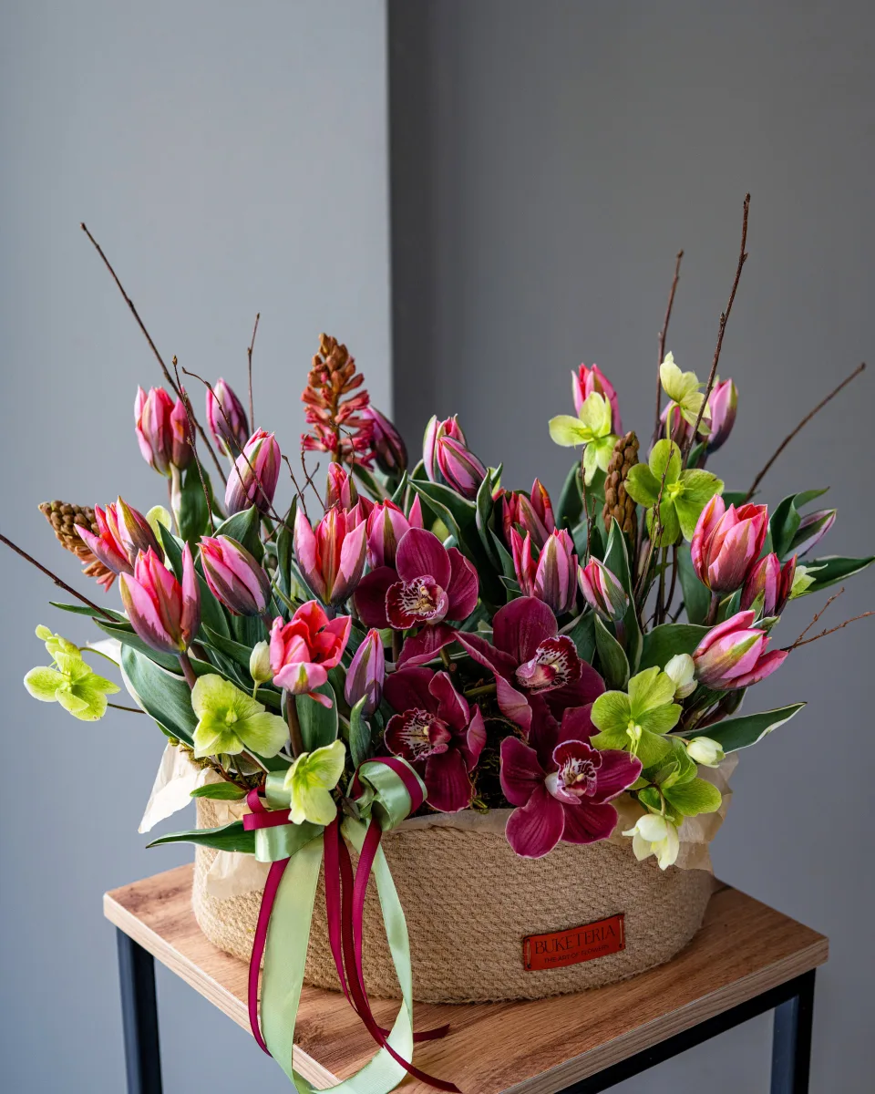 Mərcan lalələri, şərab rəngli sümbüllər və burgundi simbidium orkideyası