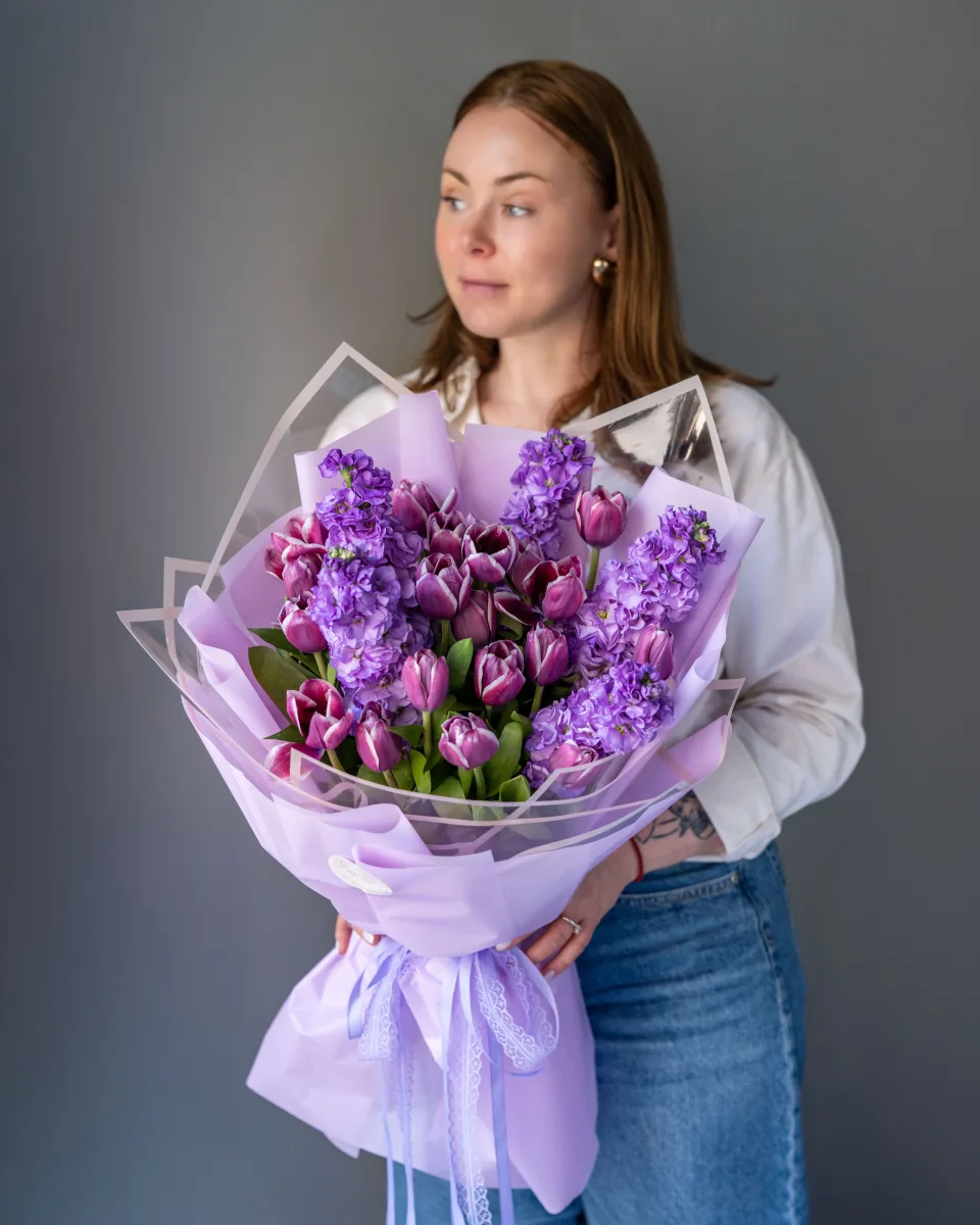 Açıq çəhrayı lalələr və lavanda mattiola