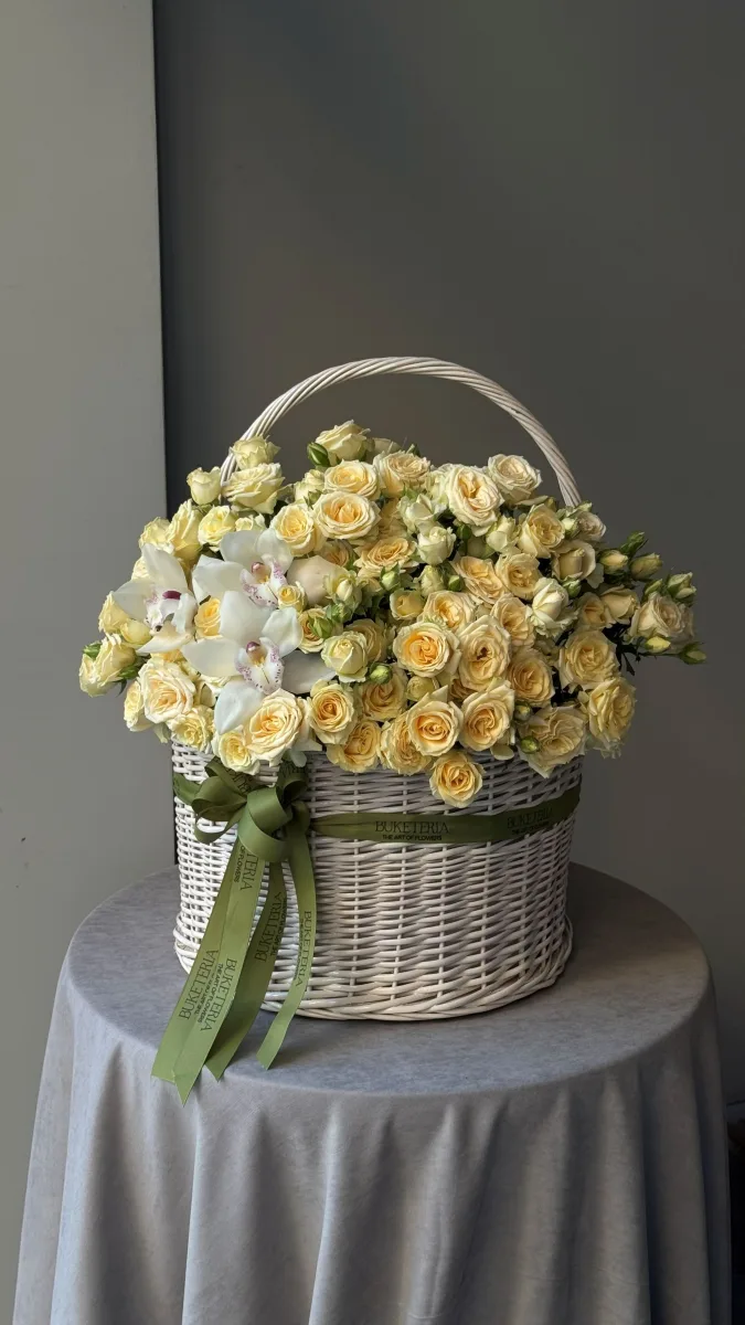 Ağ simbidium orkideyası ilə açıq sarı kollu qızılgüllər