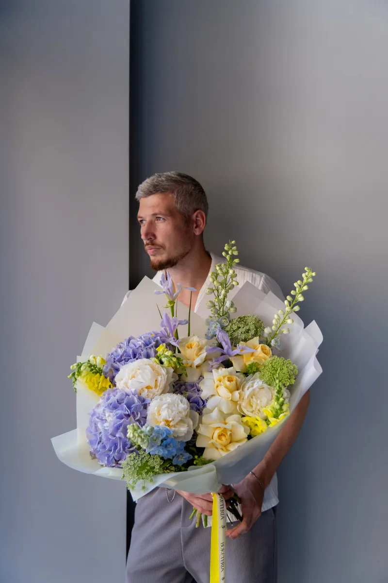 Lilov hortenziya, ağ pion və lavanda delfinium