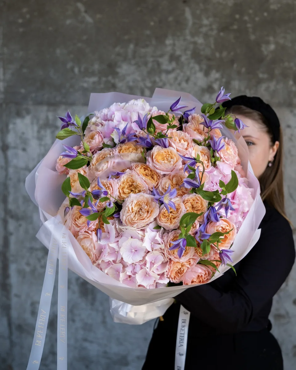 Çəhrayı bağ qızılgülləri, lavanda klematisi və çəhrayı hortenziya