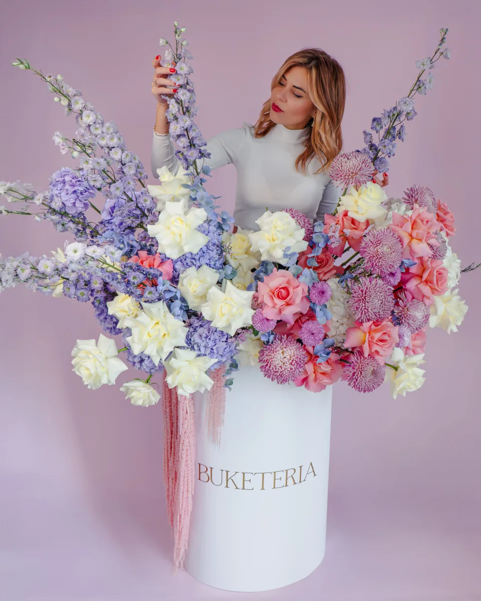 Lilac hortenziya və çəhrayı qızılgül kompozisiyası