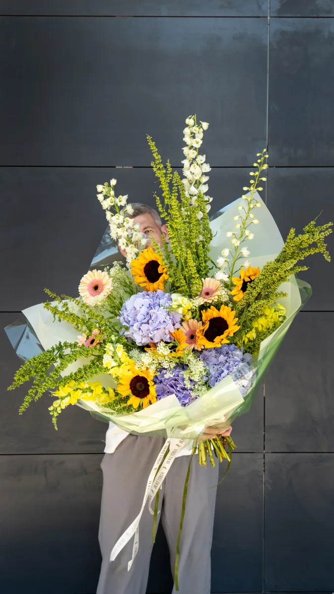 Üç mavi hortenziya, sarı günəbaxan və şaftalı gerbera