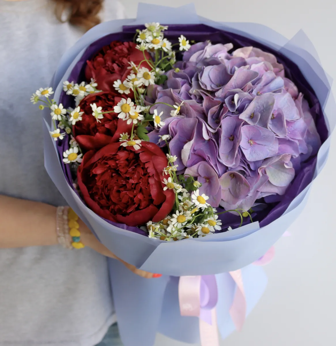 Qırmızı pion və lavanda hortenziya