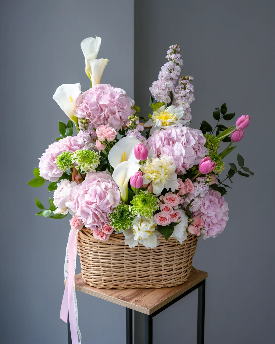 Beş çəhrayı hortenziya, pion və ranunkulus