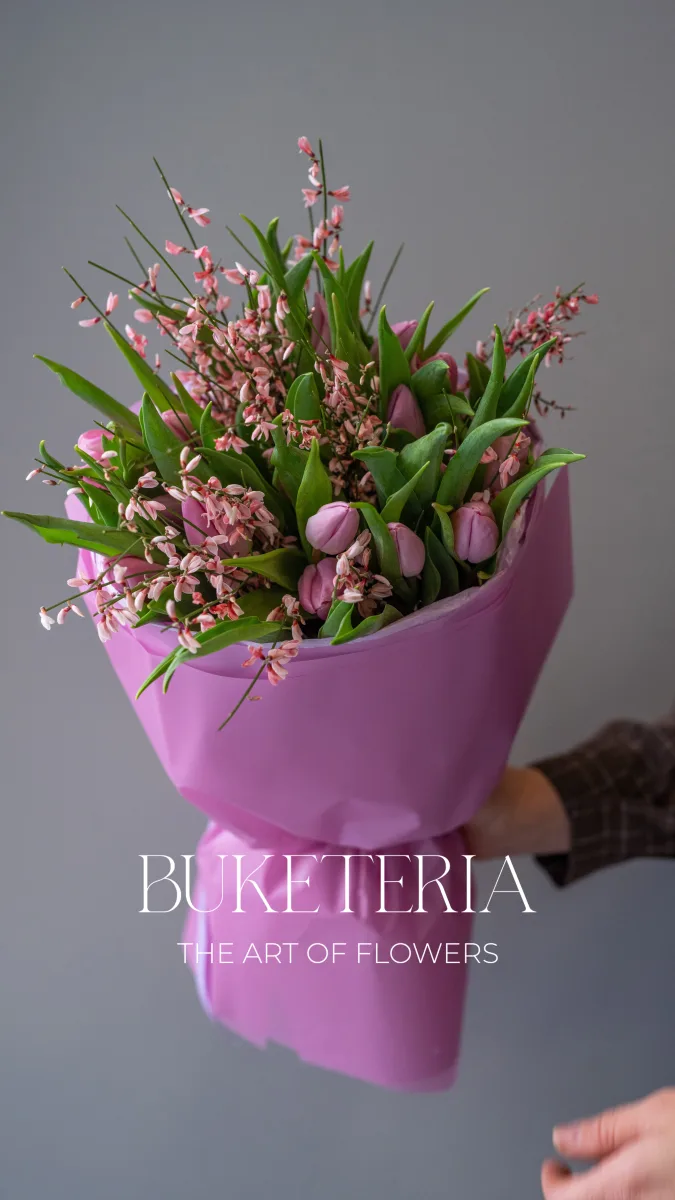 İyirmi açıq çəhrayı lalə su keçirməz kağızda