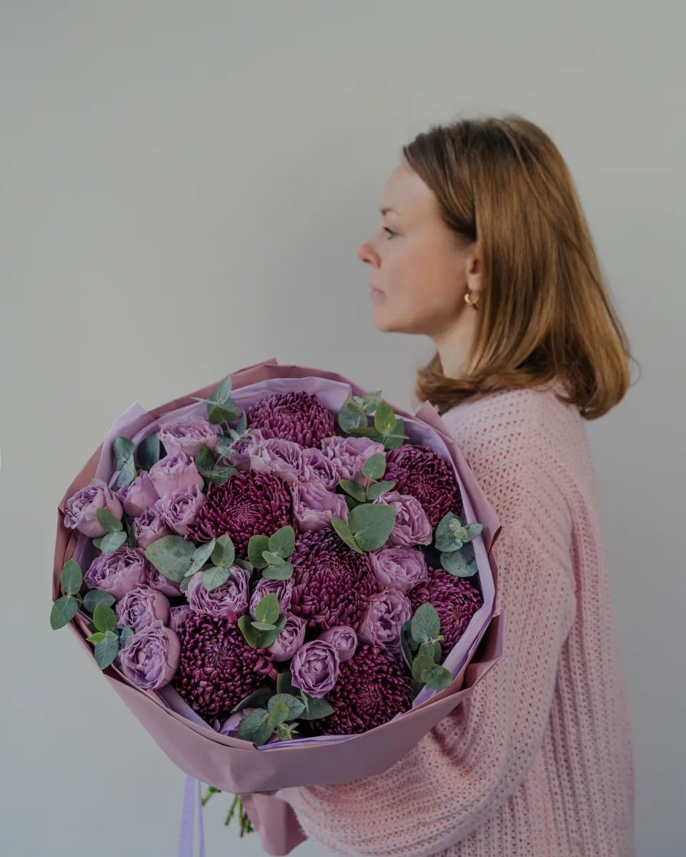 Lavanda kollu qızılgülləri və bənövşəyi xrizantemalar