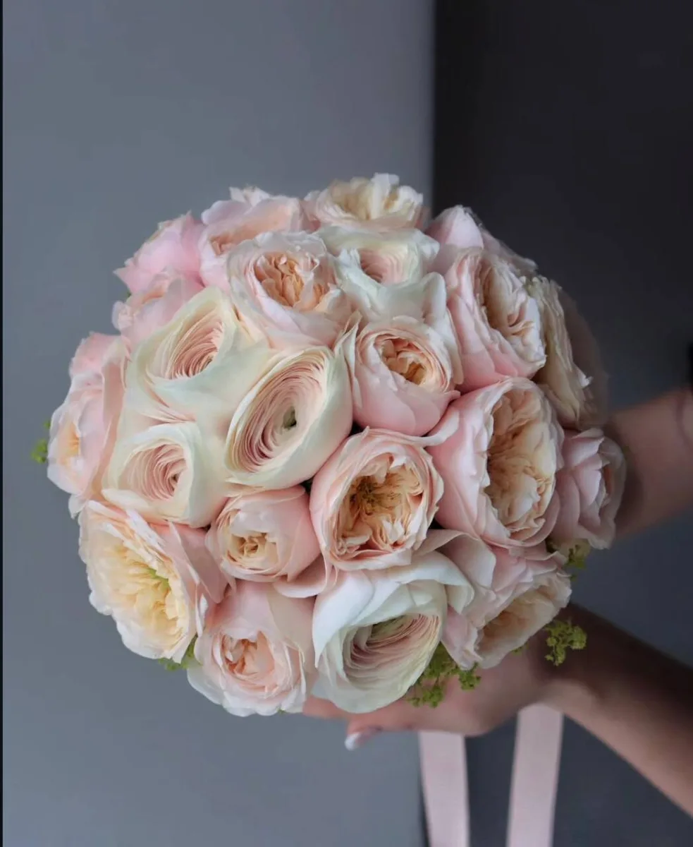 Şaftalı ranunkulus və açıq çəhrayı kollu qızılgül
