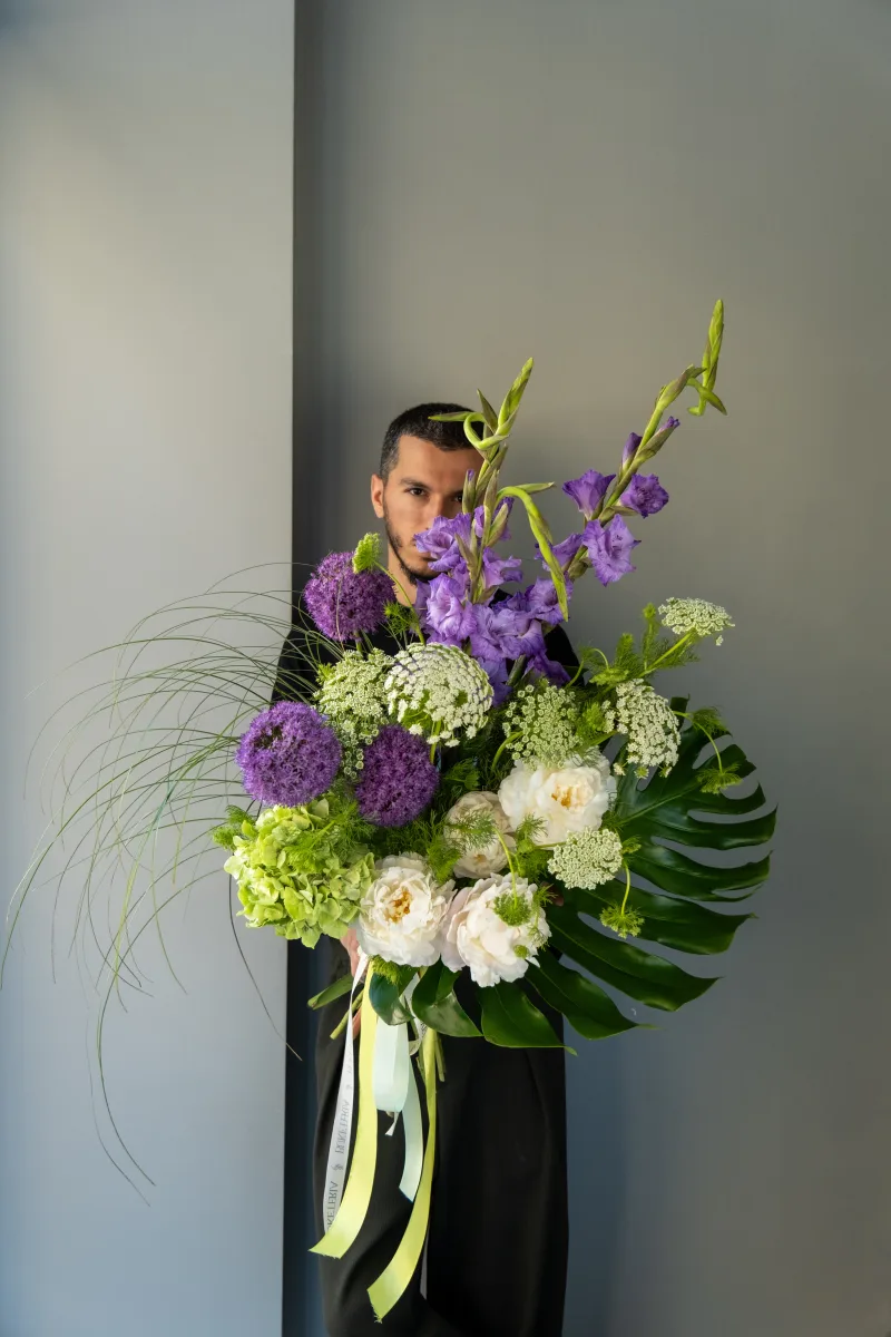 Ağ pion, lavanda qladiolus və bənövşəyi allium