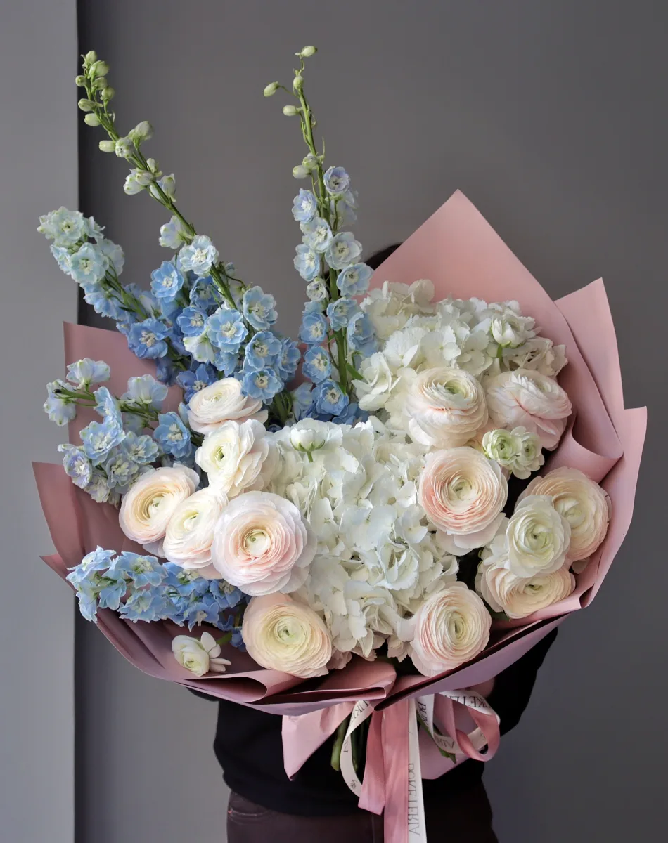 Çəhrayı ranunkulus, açıq mavi delfinium və ağ hortenziya