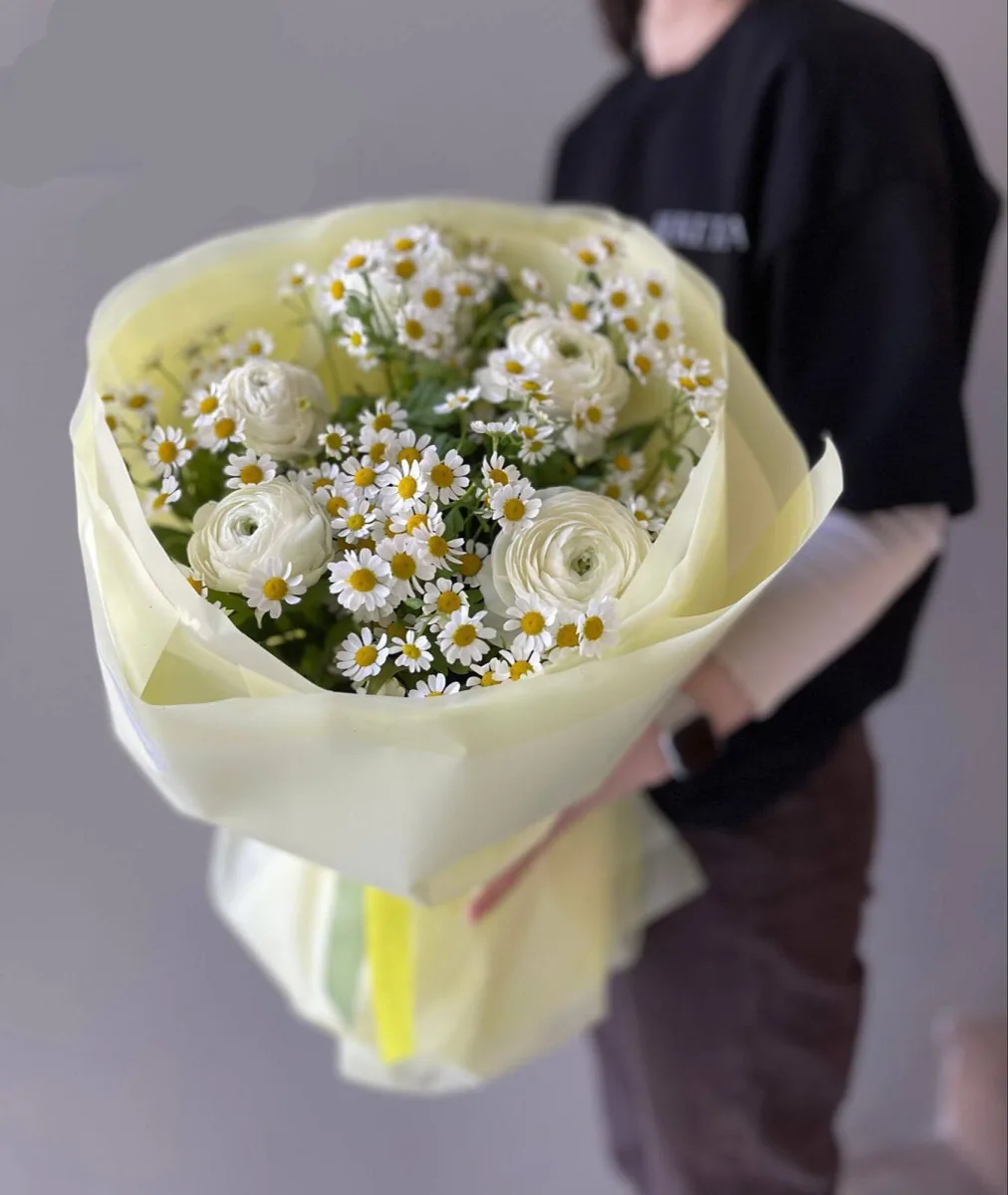 Beş ağ ranunkulus su keçirməz kağızda
