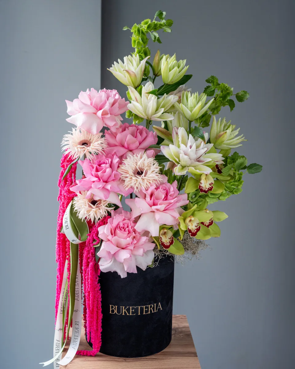 Çəhrayı bağ qızılgülləri, simbidium orkideyası və amarant