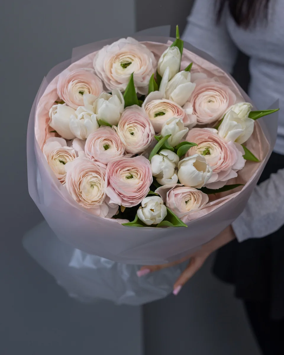 Çəhrayı ranunkulus və ağ lalə
