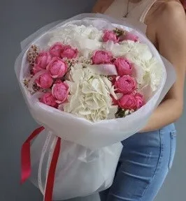 Ağ hortenziya və parlaq çəhrayı kollu qızılgüllərdən ibarət qarışıq buket