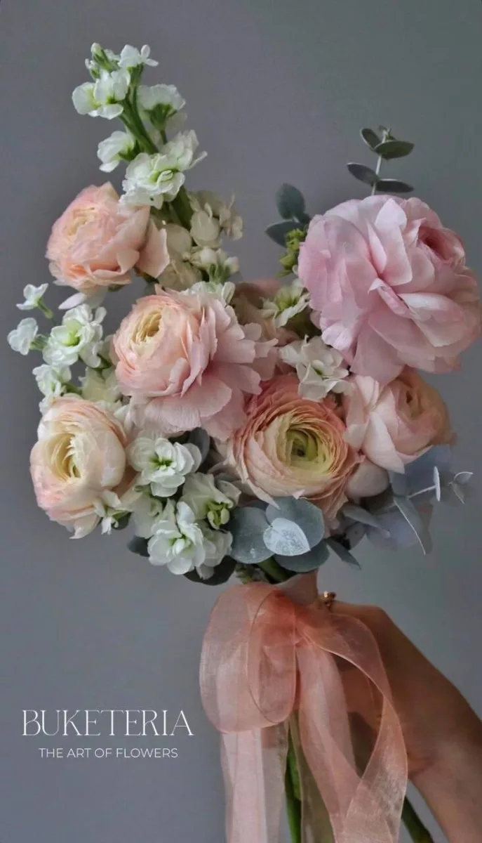 Şaftalı ranunkulus və ağ delfinium