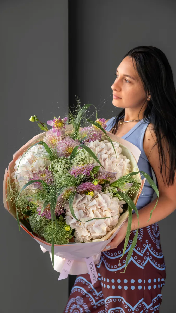 Lavanda top georginləri və çəhrayı hortenziya