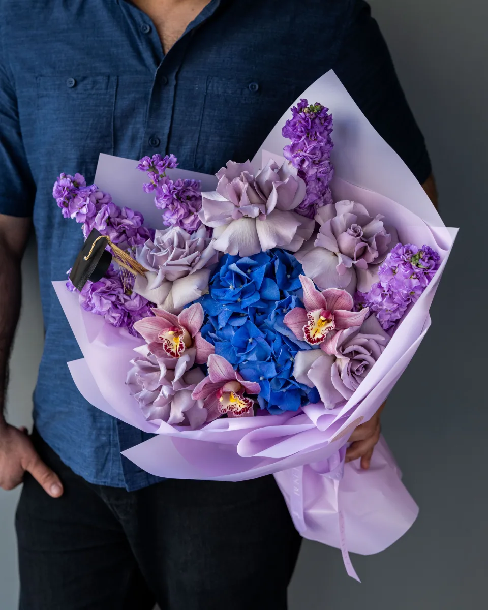 Tozlu çəhrayı bağ qızılgülləri və lavanda mattiolası olan qarışıq buket