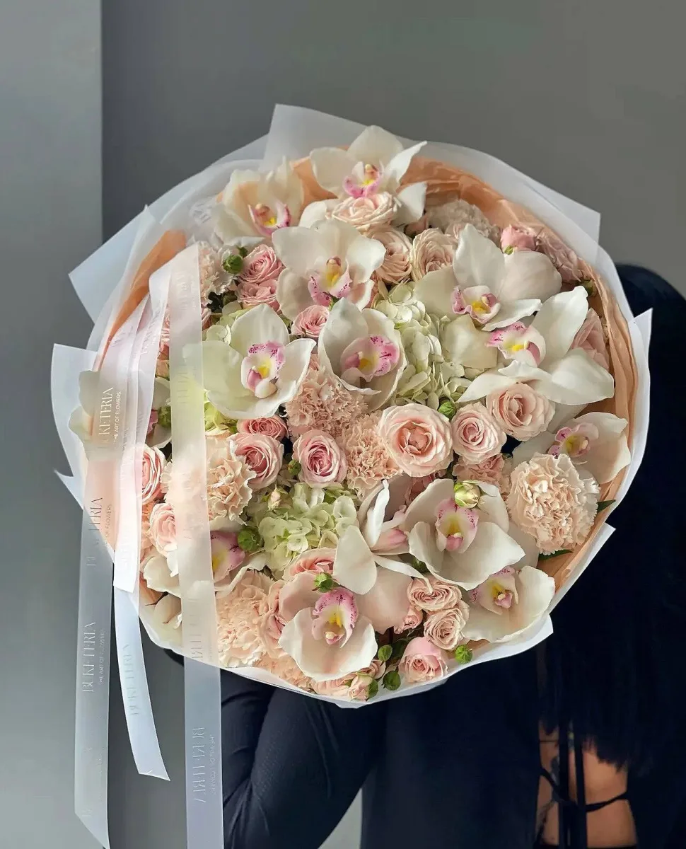 Ağ simbidium orkideyası və açıq çəhrayı kollu qızılgül buketi