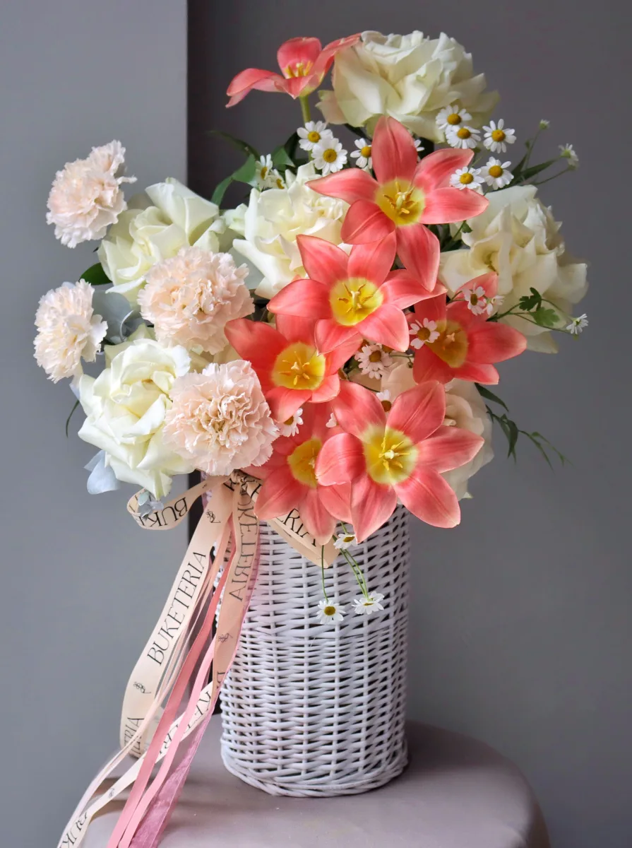 Şən kompozisiya krem bağ qızılgülləri və mərcan lalələri