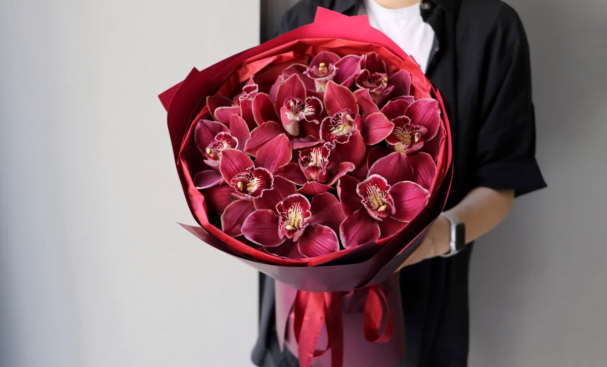 On bir şabalıdı simbidium orkideyası su keçirməz kağızda