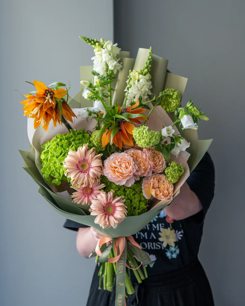 Fritillariya və hortenziya qarışıq buketi