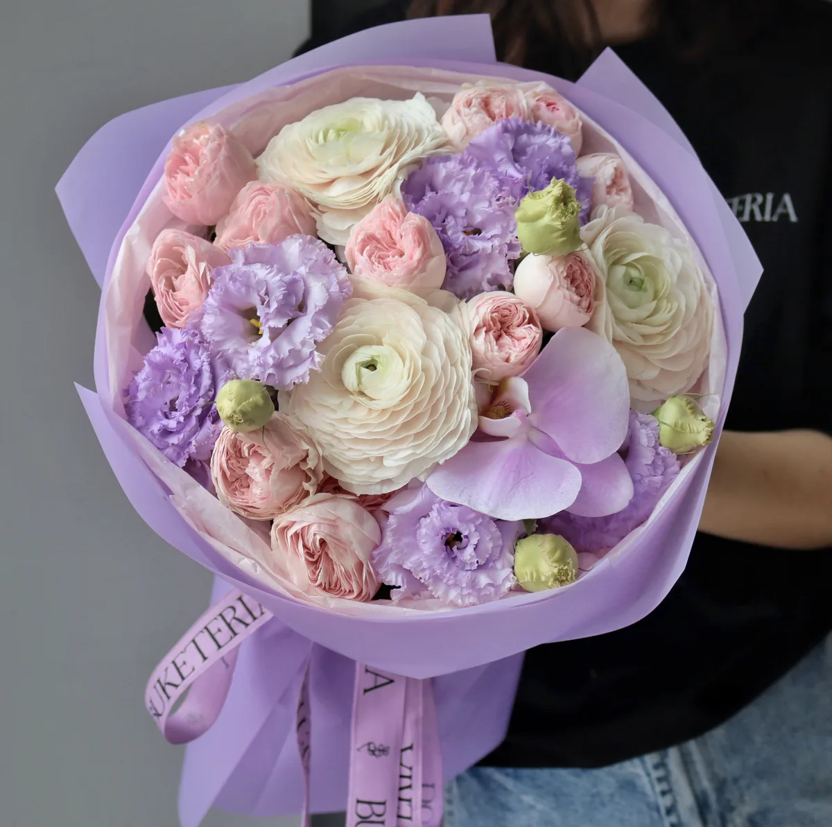 Tozlu çəhrayı bağ qızılgülləri və lavanda lizantusları