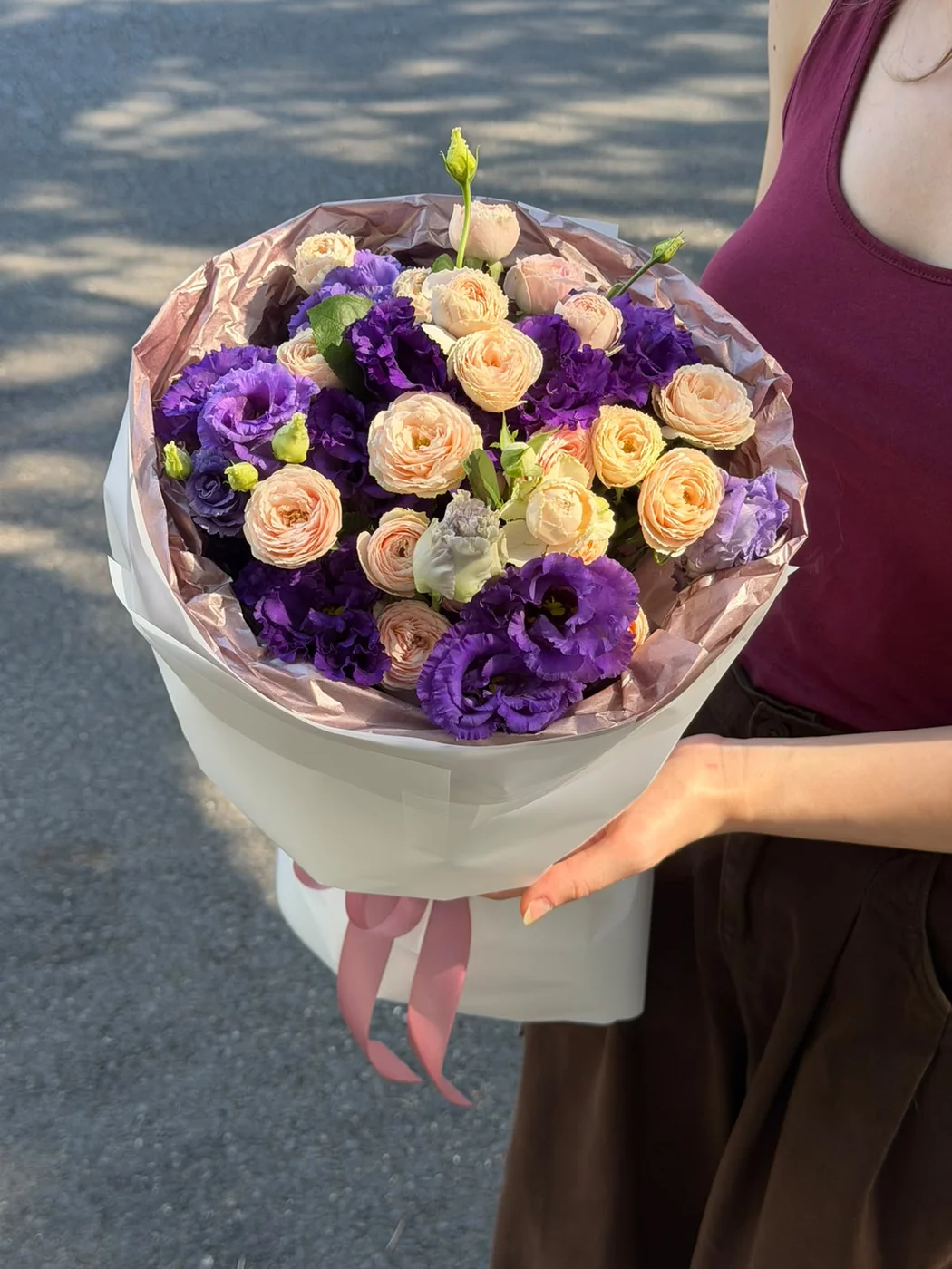 Bağ Sweet Giselle qızılgülü və evstoma