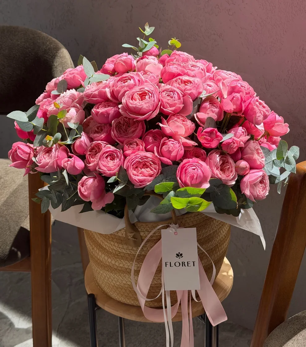 Səbətdə Pink Silva bağ pion formalı qızılgülü kompozisiyası