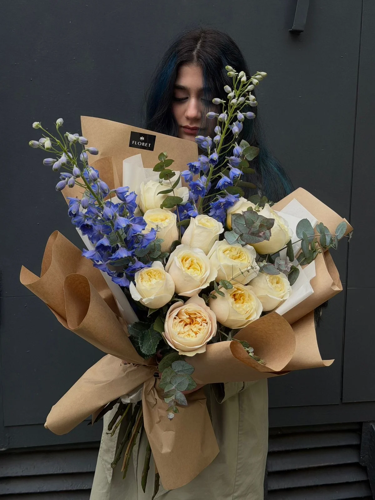 Coldplay qızılgülü və delphinium