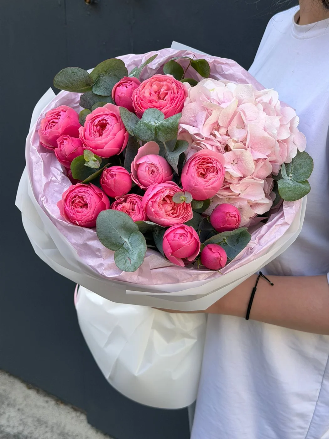 Bağ Pink Silva qızılgülü və hortenziya