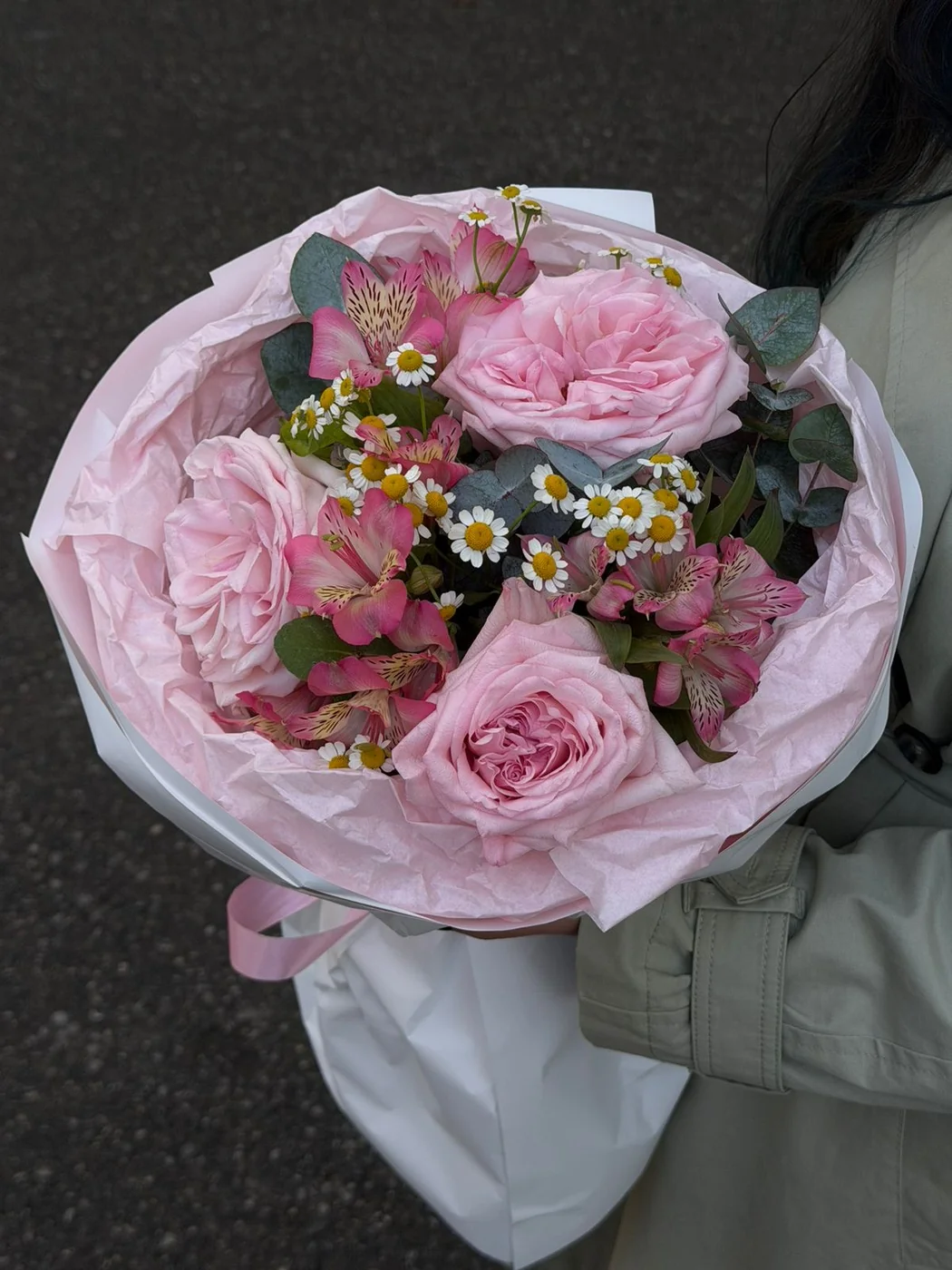 Pink’o hara qızılgülü, Matricaria və alstromeriya