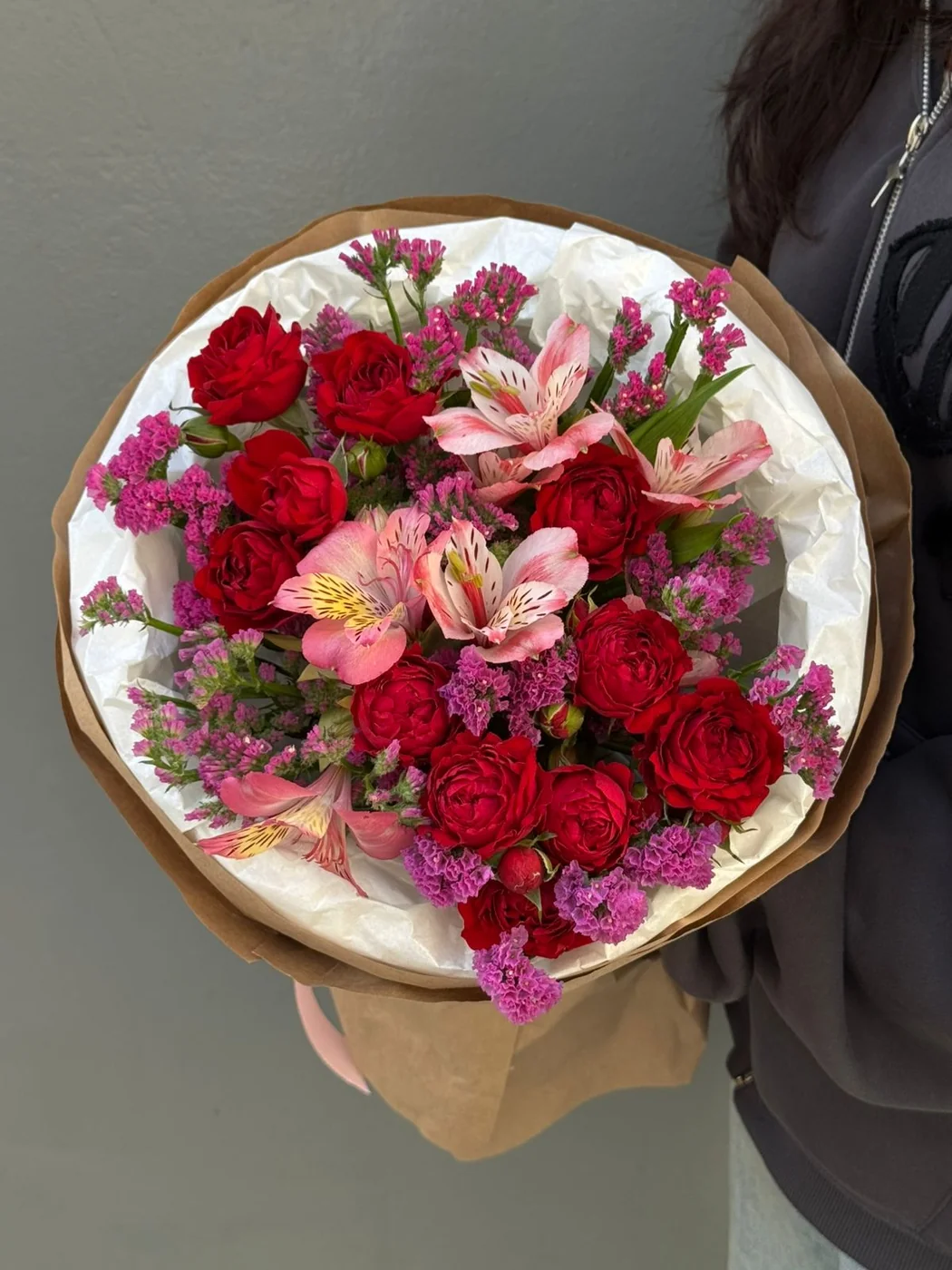 Bağ Red Bubbles qızılgülü və alstromeriya