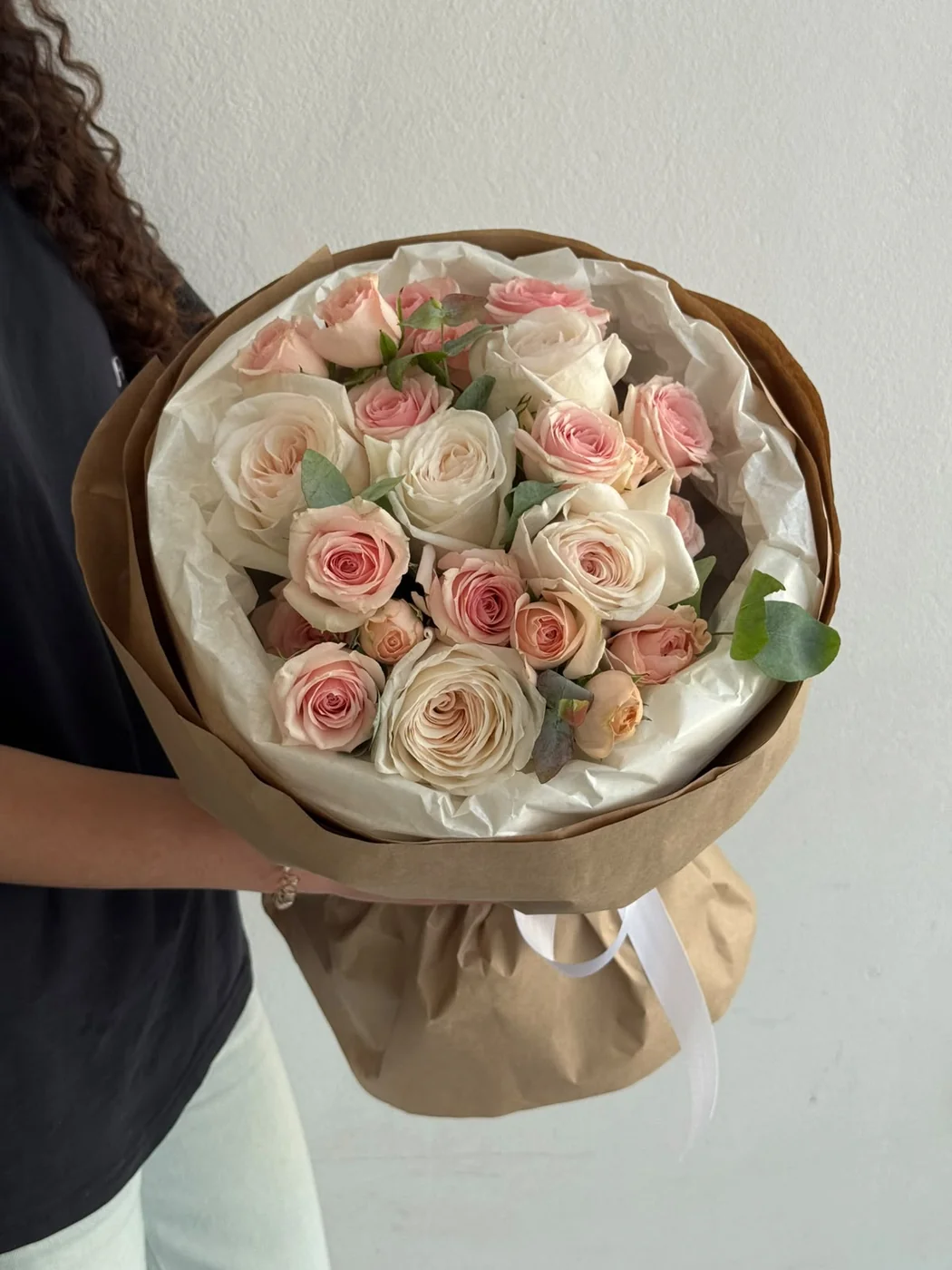 Bağ Star Blush qızılgülü və White O'hara qızılgülü